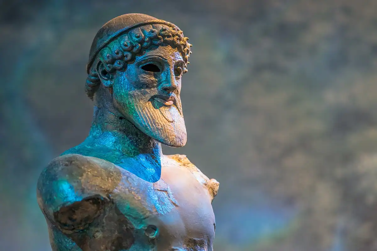 Statuie antică dintr-un muzeu, înfățișând un zeu al mării din mitologia Greciei antice