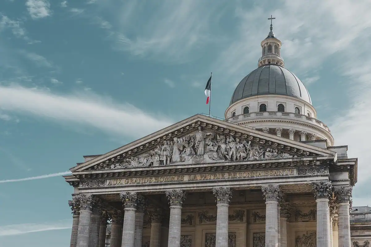 Clădire monumentală cu cupolă și coloane clasice, în stil neoclasic, din piatră