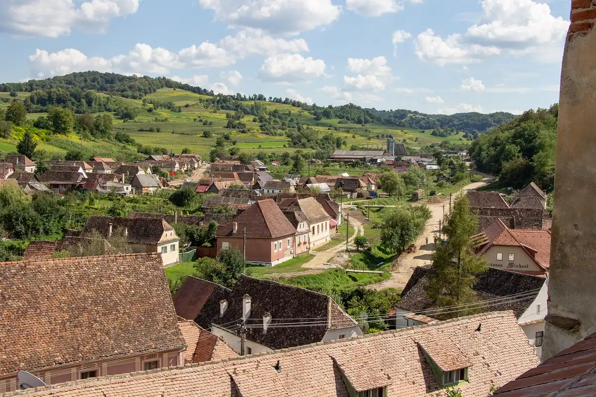 Acoperișuri roșii și un sat săsesc din Transilvania, văzut de sus