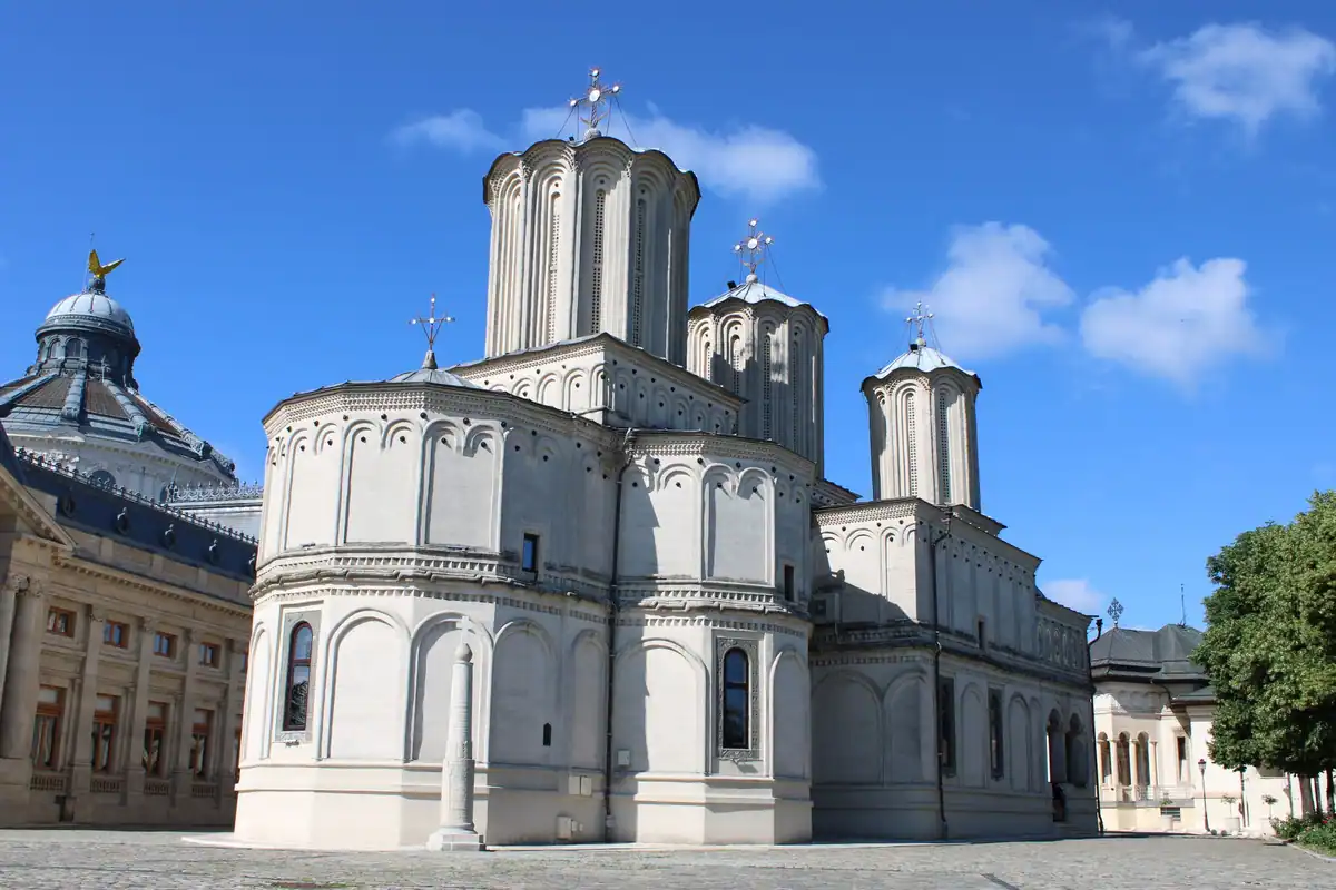 Biserică ortodoxă albă cu mai multe turle, sub un cer senin