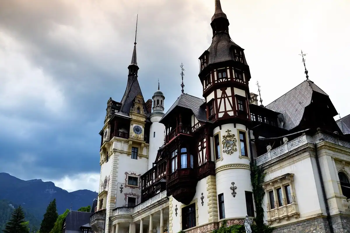 Castelul Peleș cu turnuri ascuțite, reședința regelui Carol I la Sinaia
