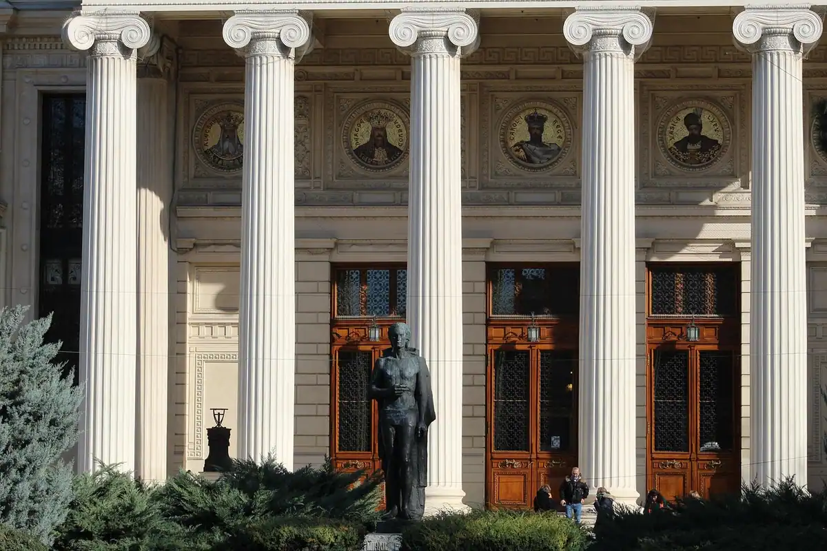 Fațada cu coloane a Ateneului Român din București, ridicat în vremea monarhiei