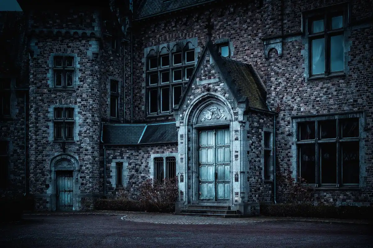 Castel misterios la lăsarea serii, cu atmosferă gotică și întunecată de poveste