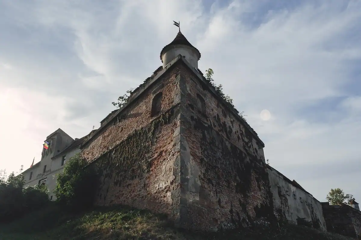 Zid de cetate cu bastion din cărămidă și piatră, privit de jos