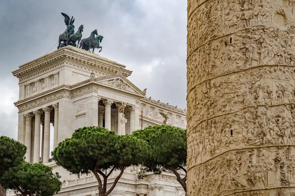 Detaliu din Coloana lui Traian, lângă clădirea albă din Roma cu cvadrigă