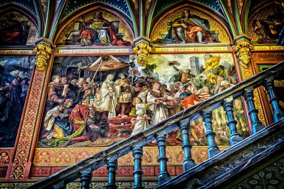 Pictură murală colorată pe pereții unei scări baroce, cu coloane și balustradă