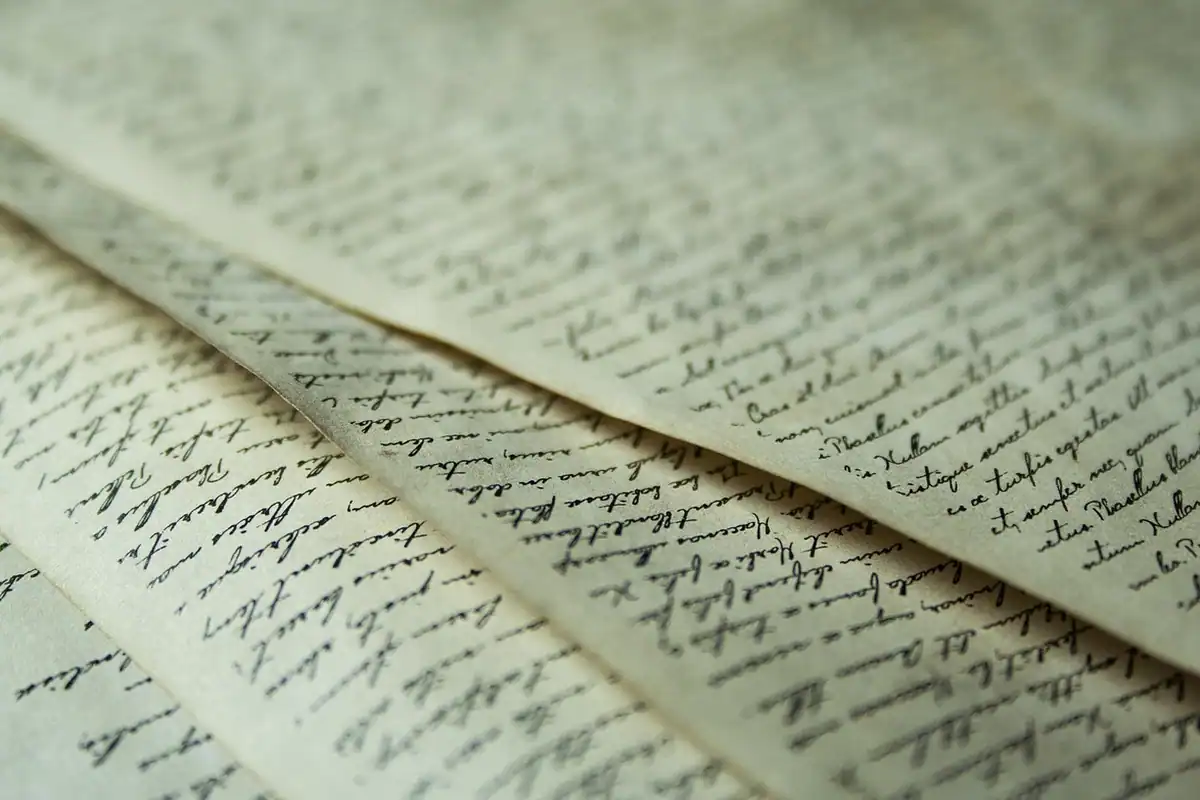 Pagini de manuscris scrise de mână cu cerneală, în stil de cronică
