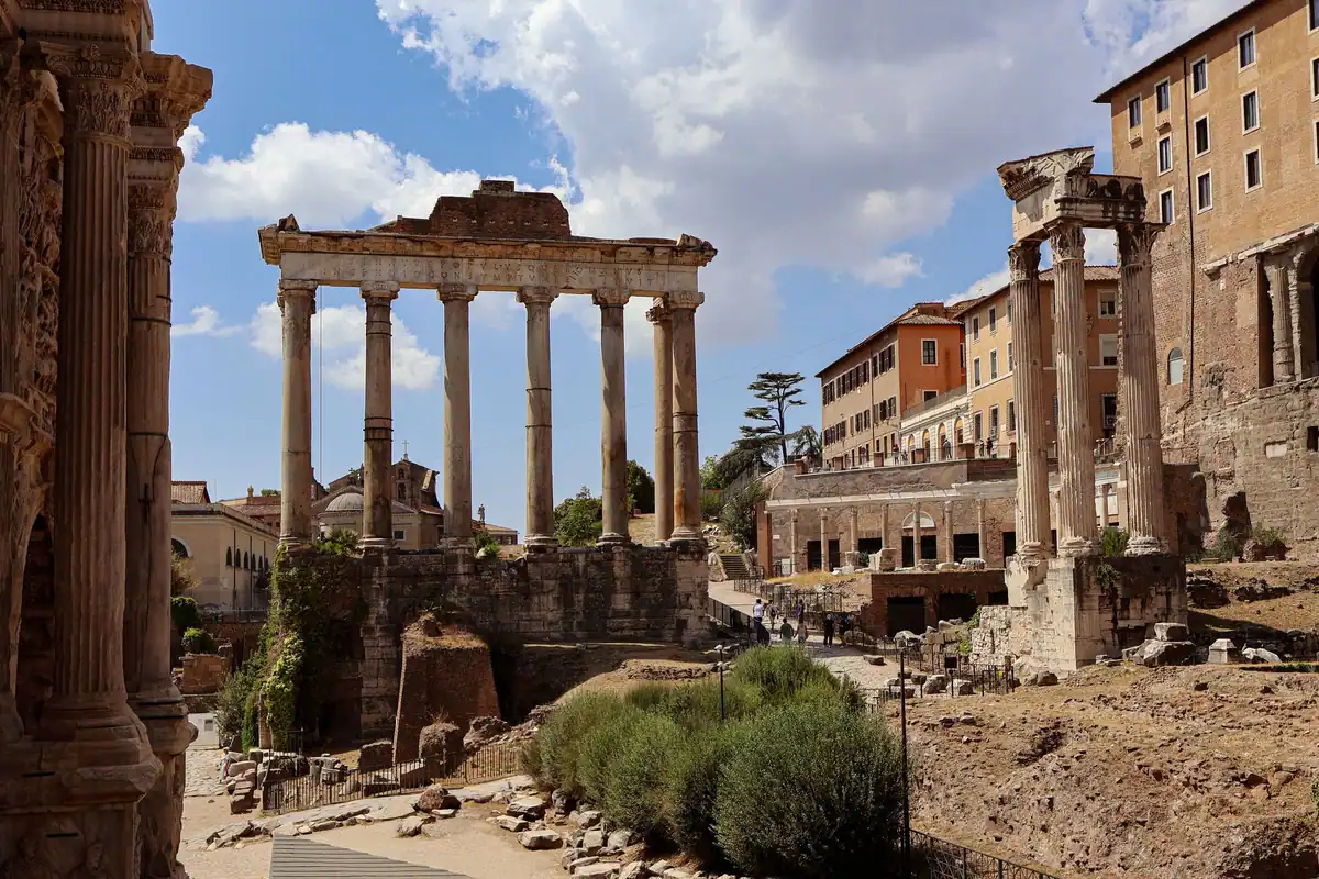 Ruine romane cu coloane în Forum, imaginea unei provincii organizate ca Dacia