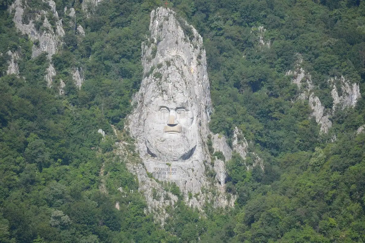 Chipul lui Decebal sculptat în stâncă, pe malul Dunării