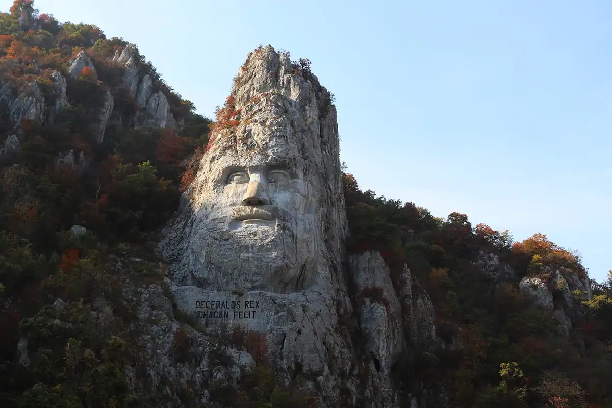 Statuia uriașă a lui Decebal cioplită în munte, în Defileul Dunării
