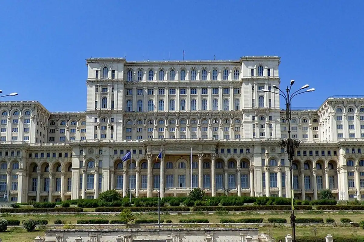 Palatul Parlamentului din București, ridicat în ultimii ani ai regimului comunist