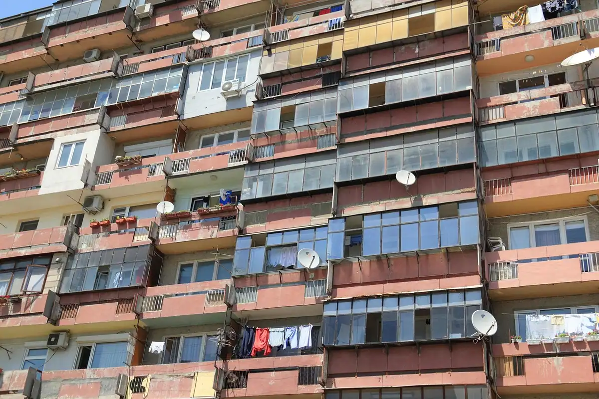 Bloc de locuințe cu balcoane închise, tipic urbanizării din epoca comunistă
