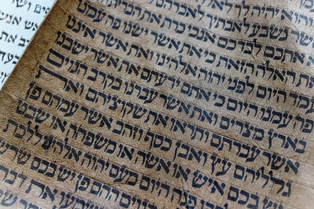 Carte veche cu text tipărit în alfabet ebraic, deschisă la o pagină