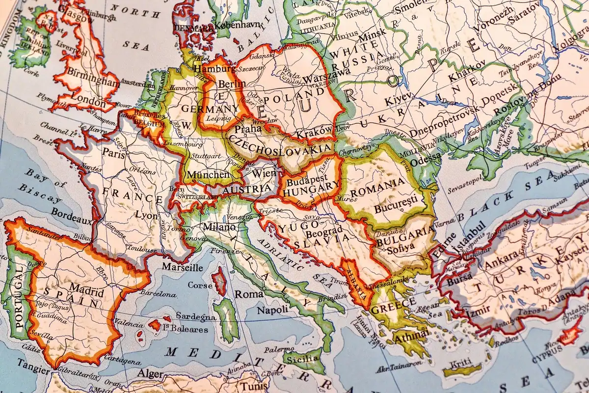 Hartă veche a Europei cu granițe colorate, între care România