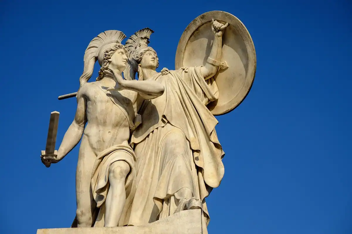 Statuie de piatră a Atenei cu scut și coif, zeița cetății