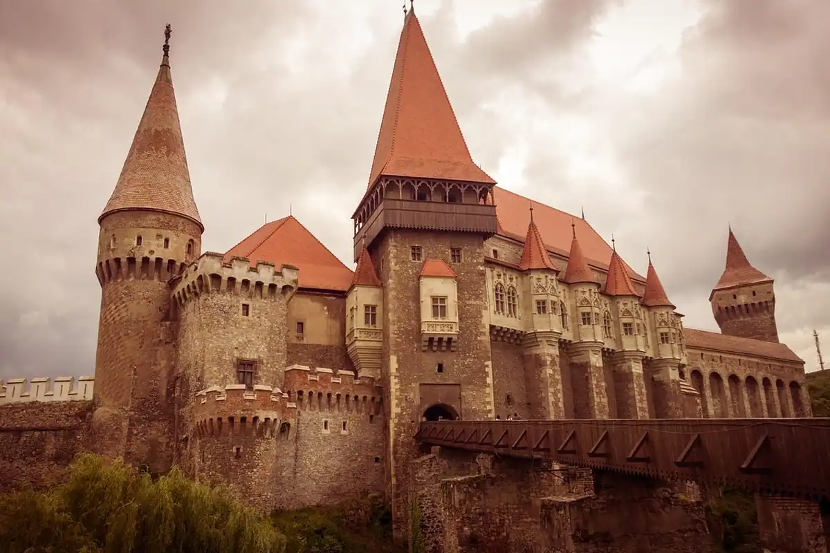 Castelul Corvinilor din Hunedoara, cu turnuri roșii și un pod de lemn