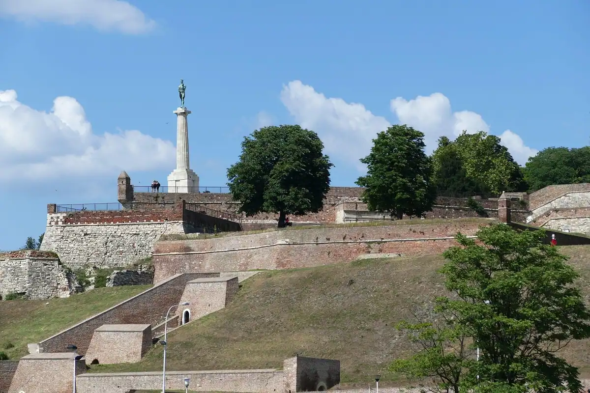 Cetatea Belgradului și monumentul de pe deal, locul bătăliei din 1456