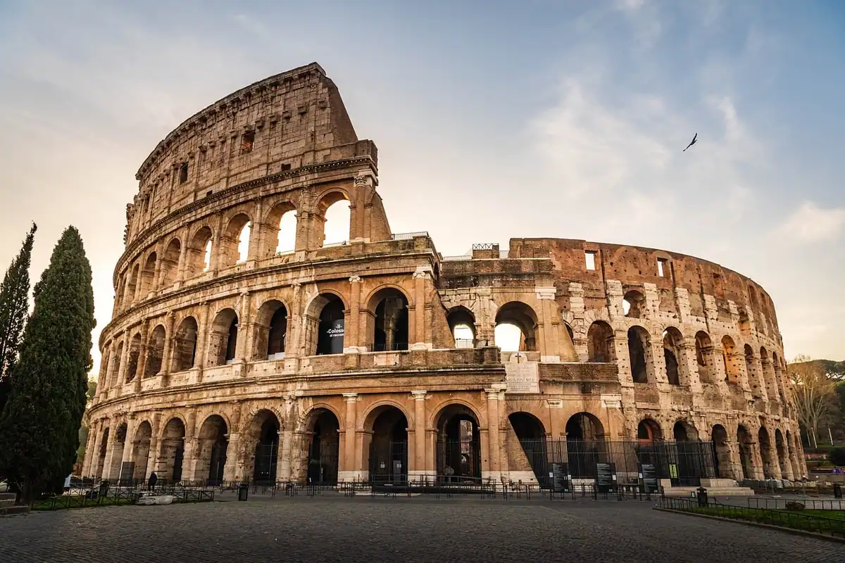 Colosseumul din Roma la apus, simbol al puterii Imperiului Roman
