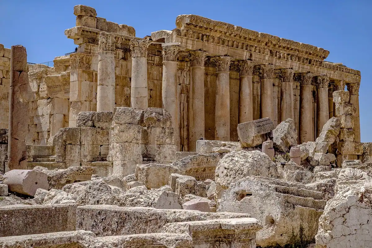 Ruinele unui templu roman cu coloane masive, în Orientul Apropiat