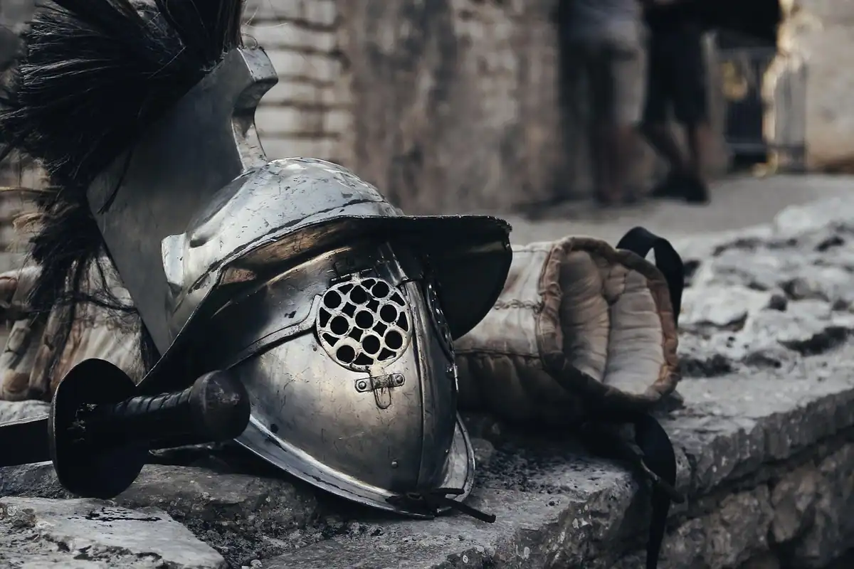 Soldat în armură și coif de metal, în ținută de războinic roman antic