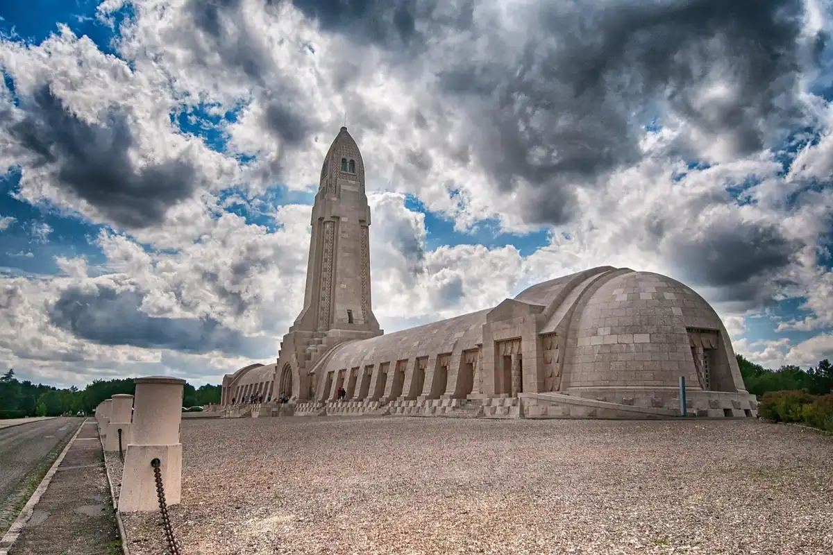 Monument funerar de război cu osuar, lângă un vechi buncăr de beton