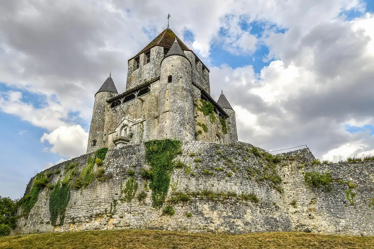 Cetate medievală de piatră, cu turn crenelat pe o movilă înverzită
