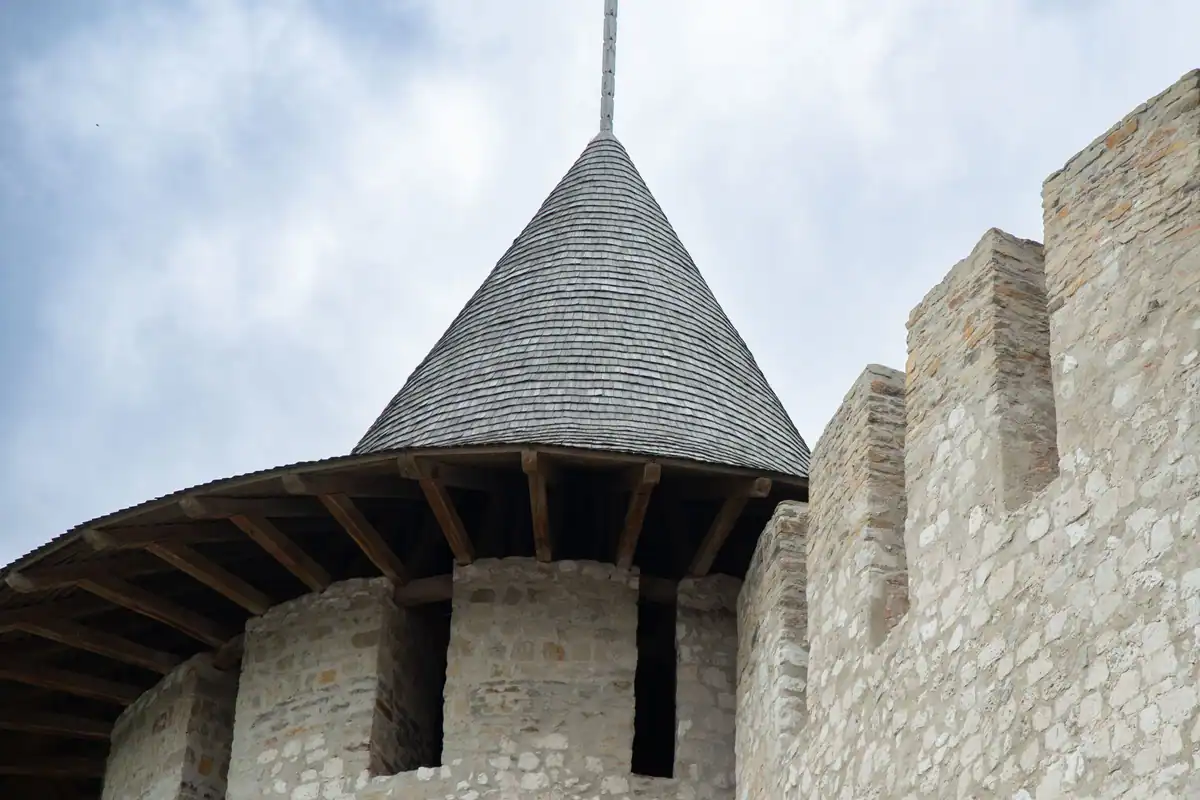 Turn de apărare cu acoperiș conic, la Cetatea Sorocii din Moldova