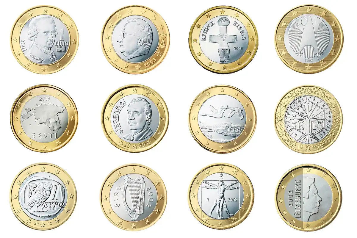 Monede de metal strânse la un loc, văzute de aproape pe o suprafață plană