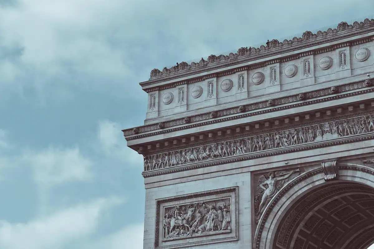 Arc de triumf monumental din piatră, într-un oraș european mare