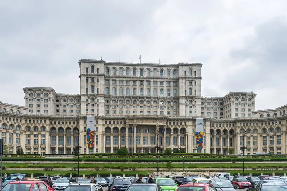 Clădire uriașă și impunătoare de capitală, cu fațadă monumentală și mai multe niveluri