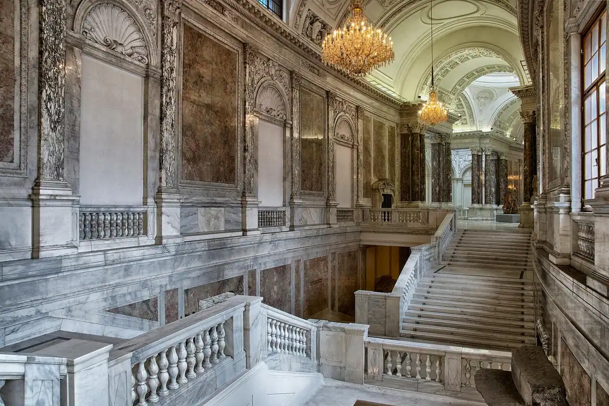Scară de marmură cu coloane și candelabre într-un palat, cu decor bogat