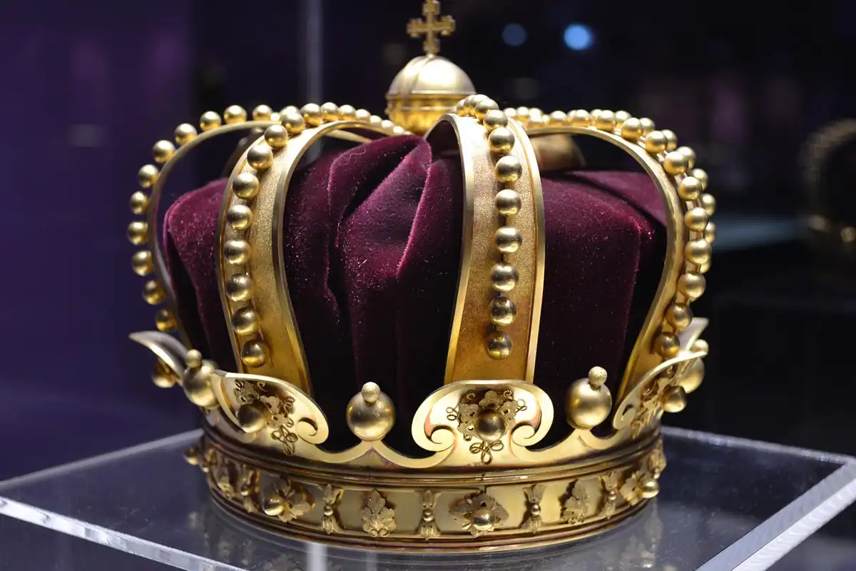 Coroană regală așezată în prim-plan, simbol al regalității și al istoriei
