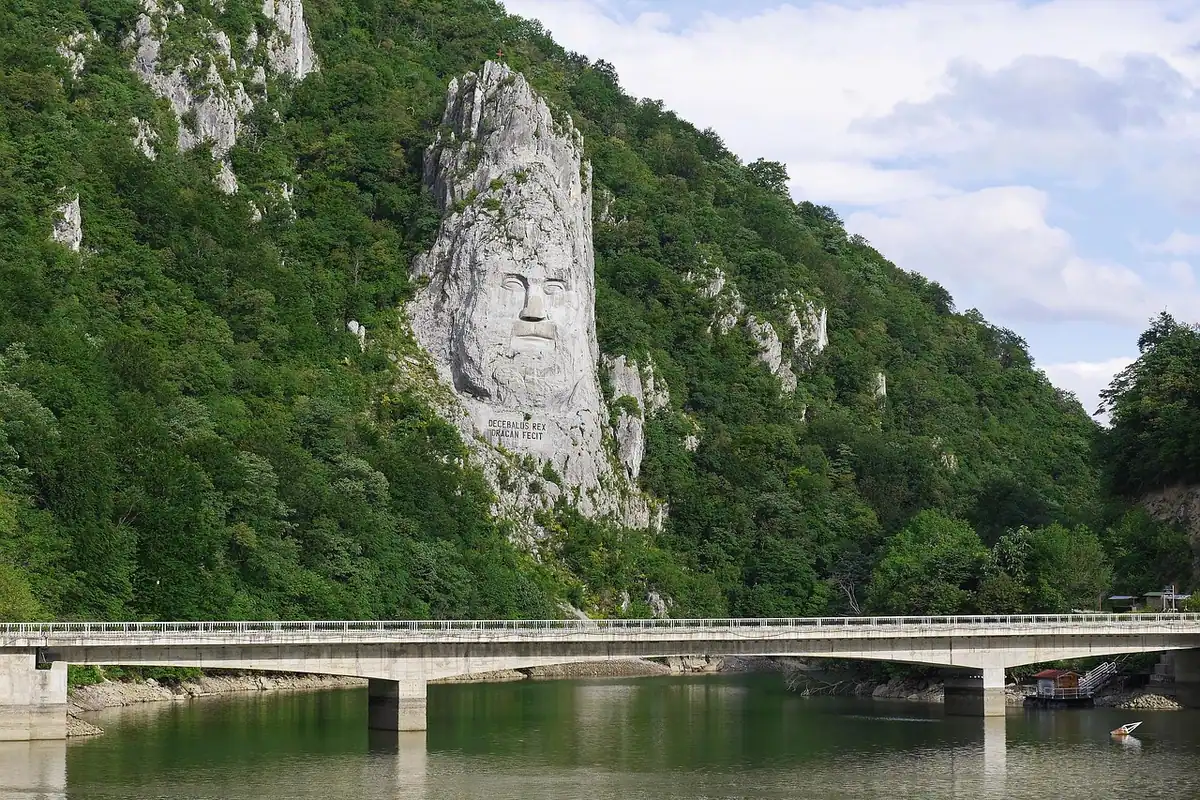 Chipul lui Decebal în stâncă și podul peste Dunăre, la Cazane