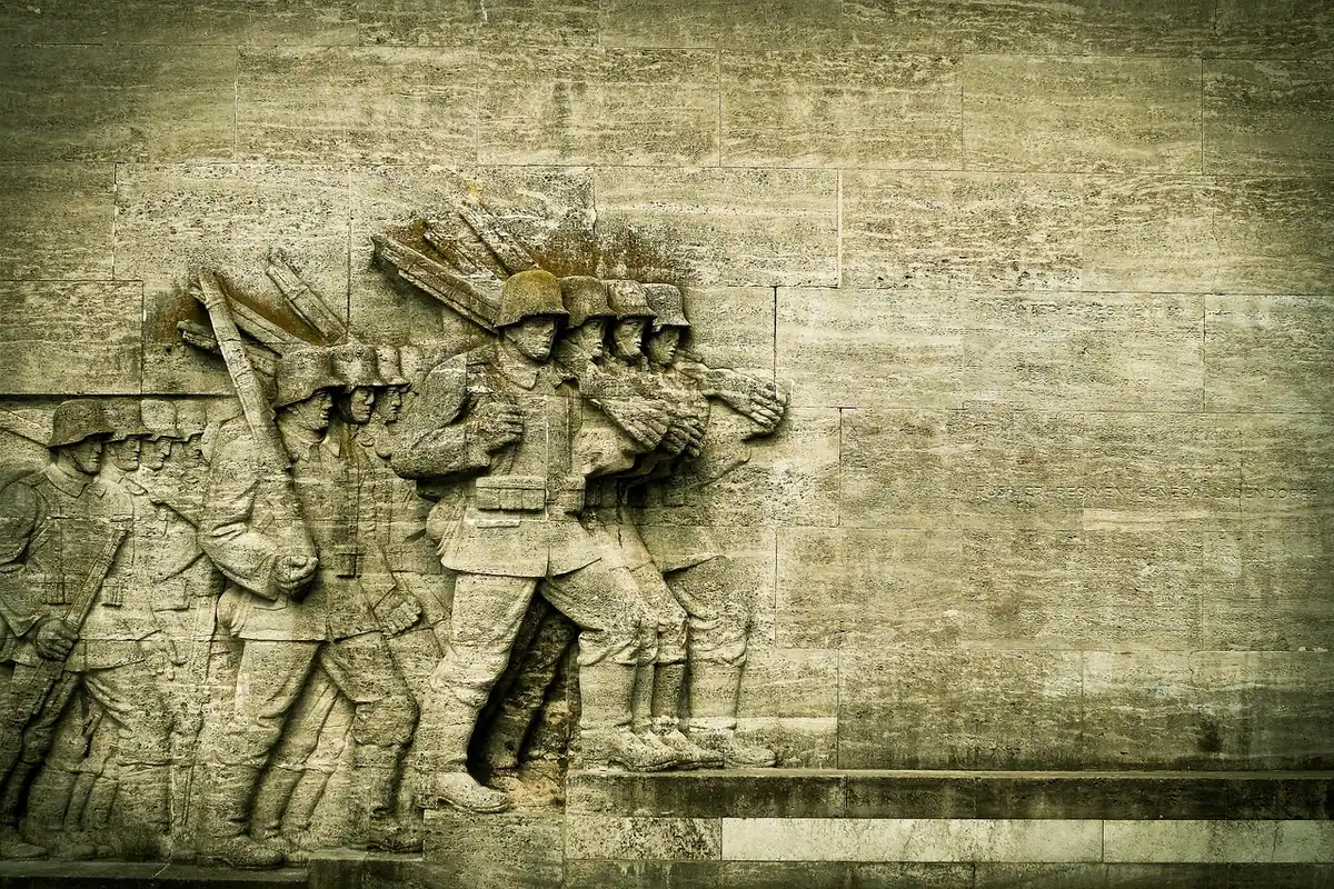 Basorelief de piatră cu soldați în luptă, închinat eroilor războiului