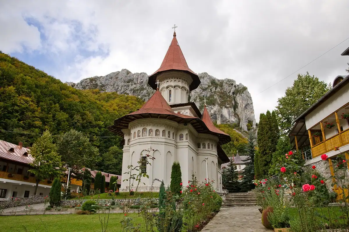 Mănăstirea Rameț cu turn roșu, sub stânci, simbol al averilor secularizate