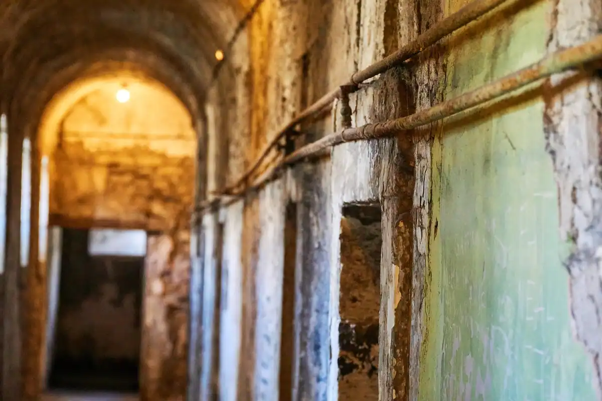Coridor al unei închisori vechi, cu celule înguste, transformat în muzeu