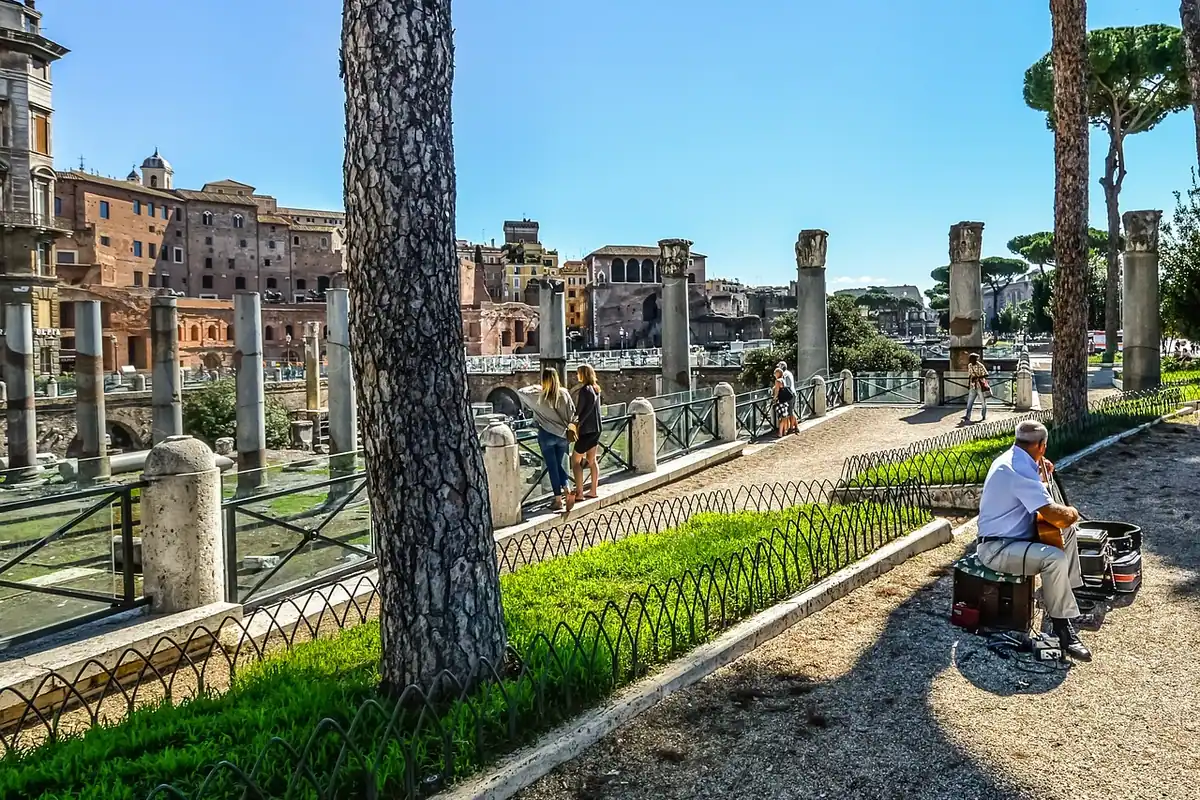 Ruine antice romane cu coloane, într-un oraș din Italia, într-o zi însorită