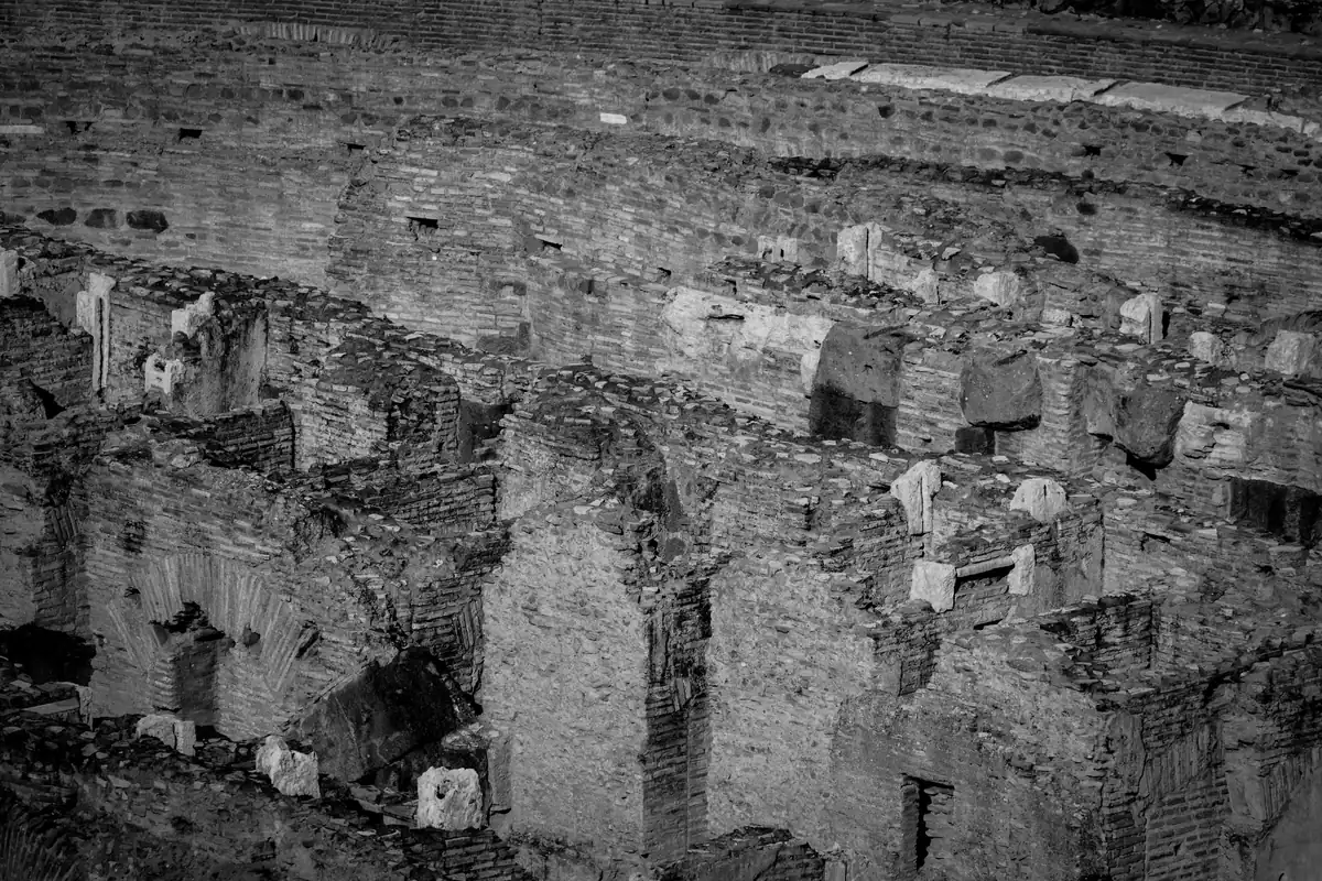 Ziduri romane ruinate din piatră, fotografiate alb-negru, urme ale unei provincii părăsite