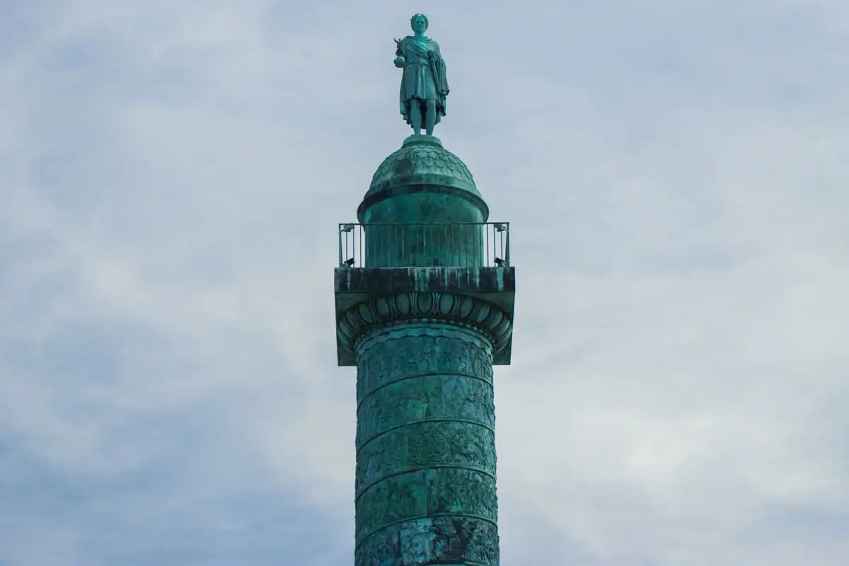 Coloana Vendôme din Paris cu statuia lui Napoleon, pe un cer senin