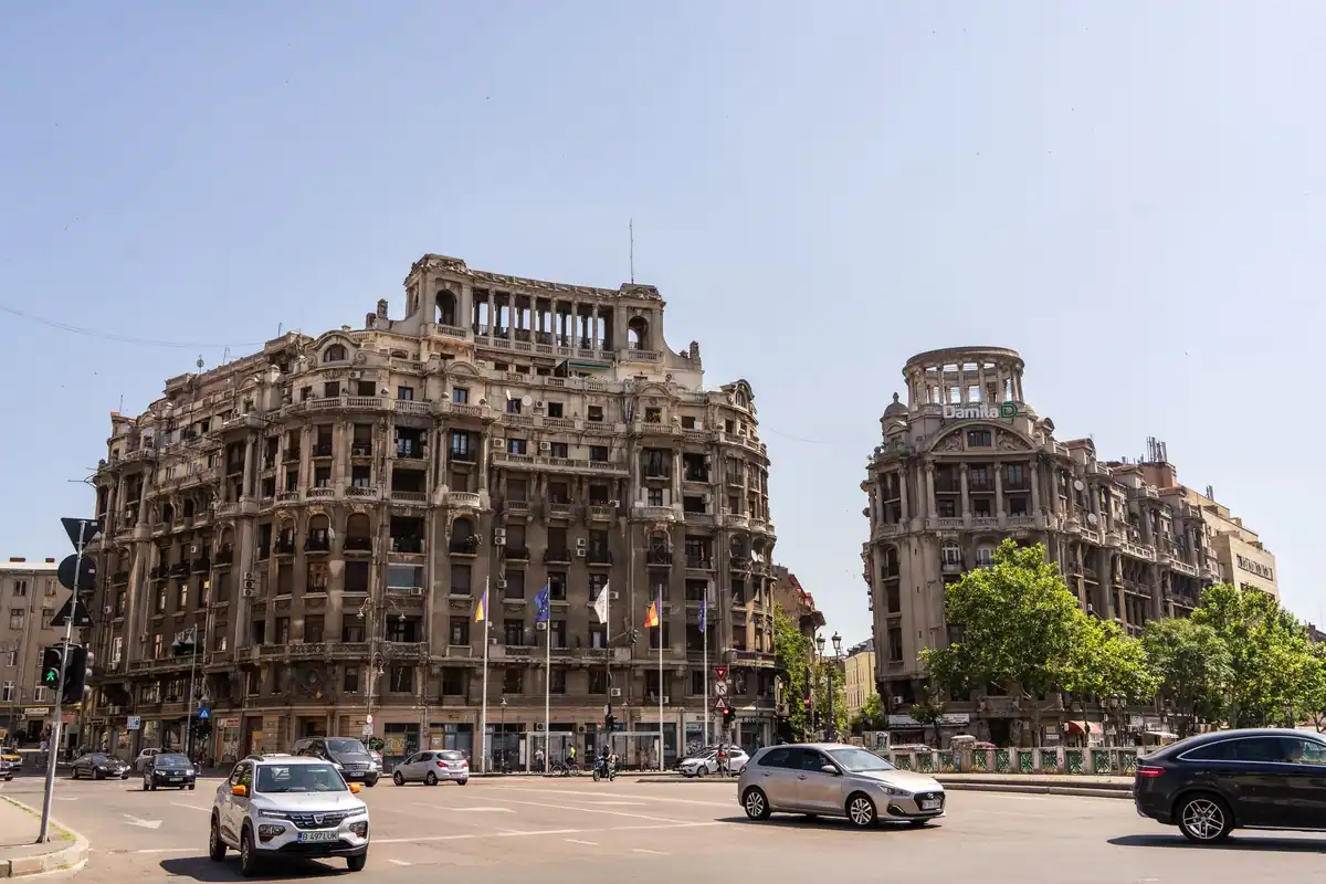 Clădiri vechi de pe o stradă din centrul Bucureștiului, orașul anului 1821
