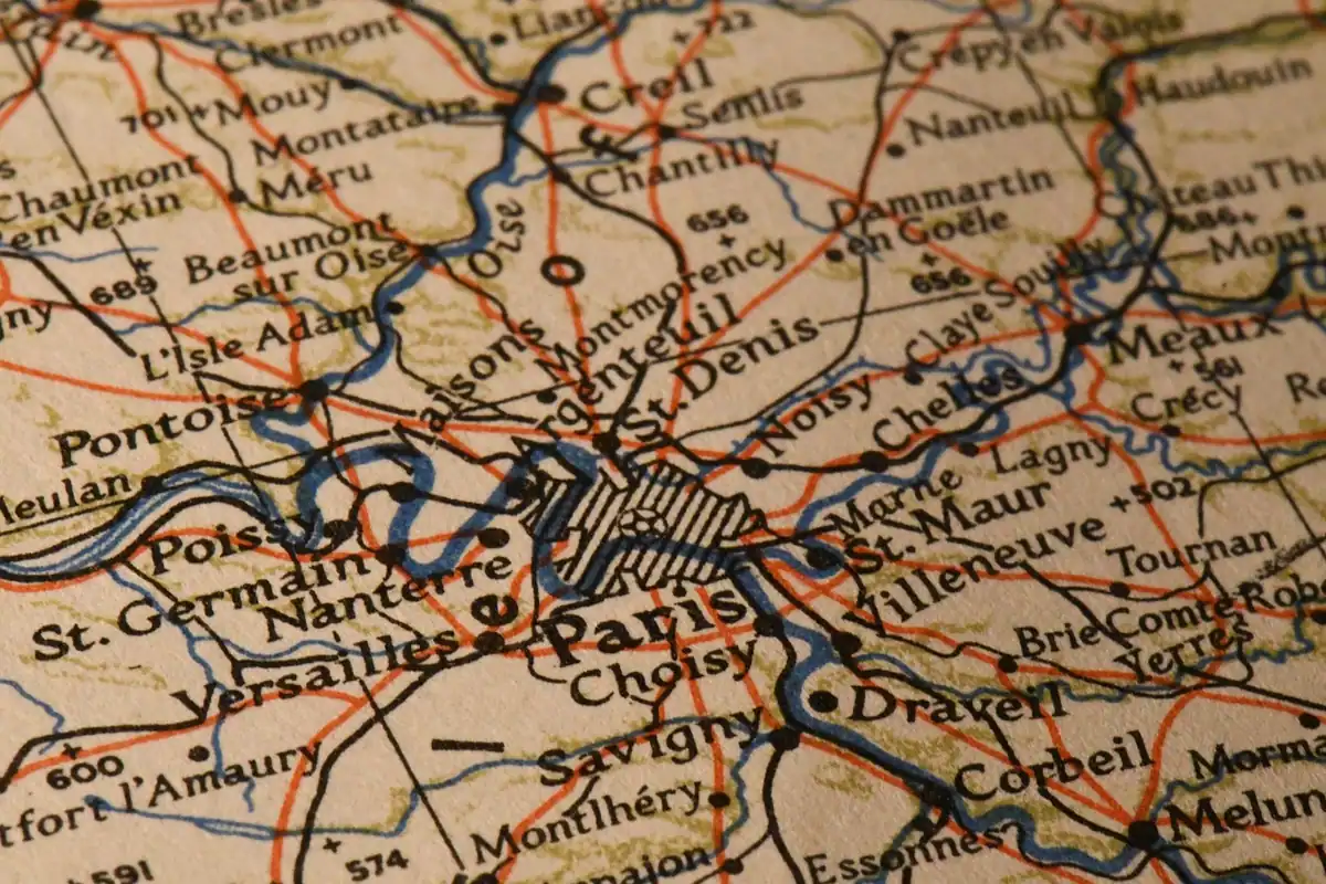 Hartă veche de tip atlas, cu contururi și linii desenate în stil de cartografie