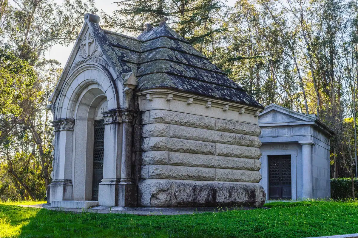 Mausoleu de piatră într-un cimitir, dedicat soldaților căzuți