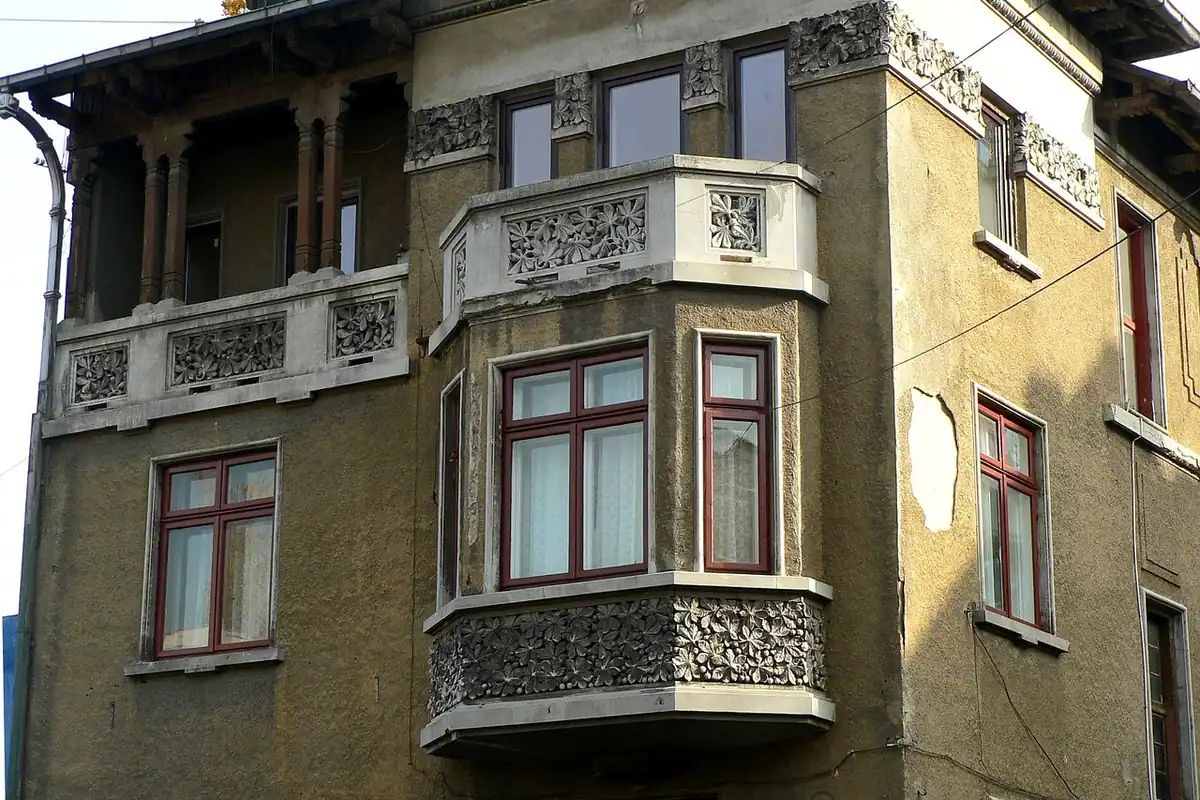 Casă veche cu balcoane decorate din București, martoră a veacului trecut