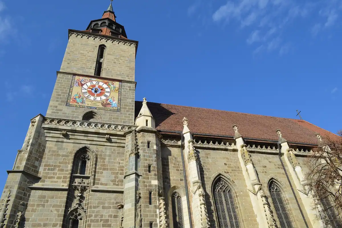 Biserica Neagră din Brașov și ceasul de pe turn, sub cer albastru