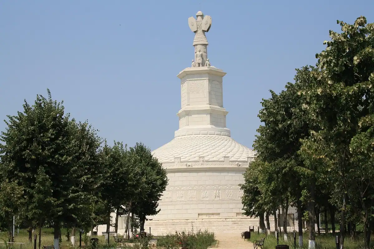 Monumentul Tropaeum Traiani de la Adamclisi, reconstruit, între copaci verzi