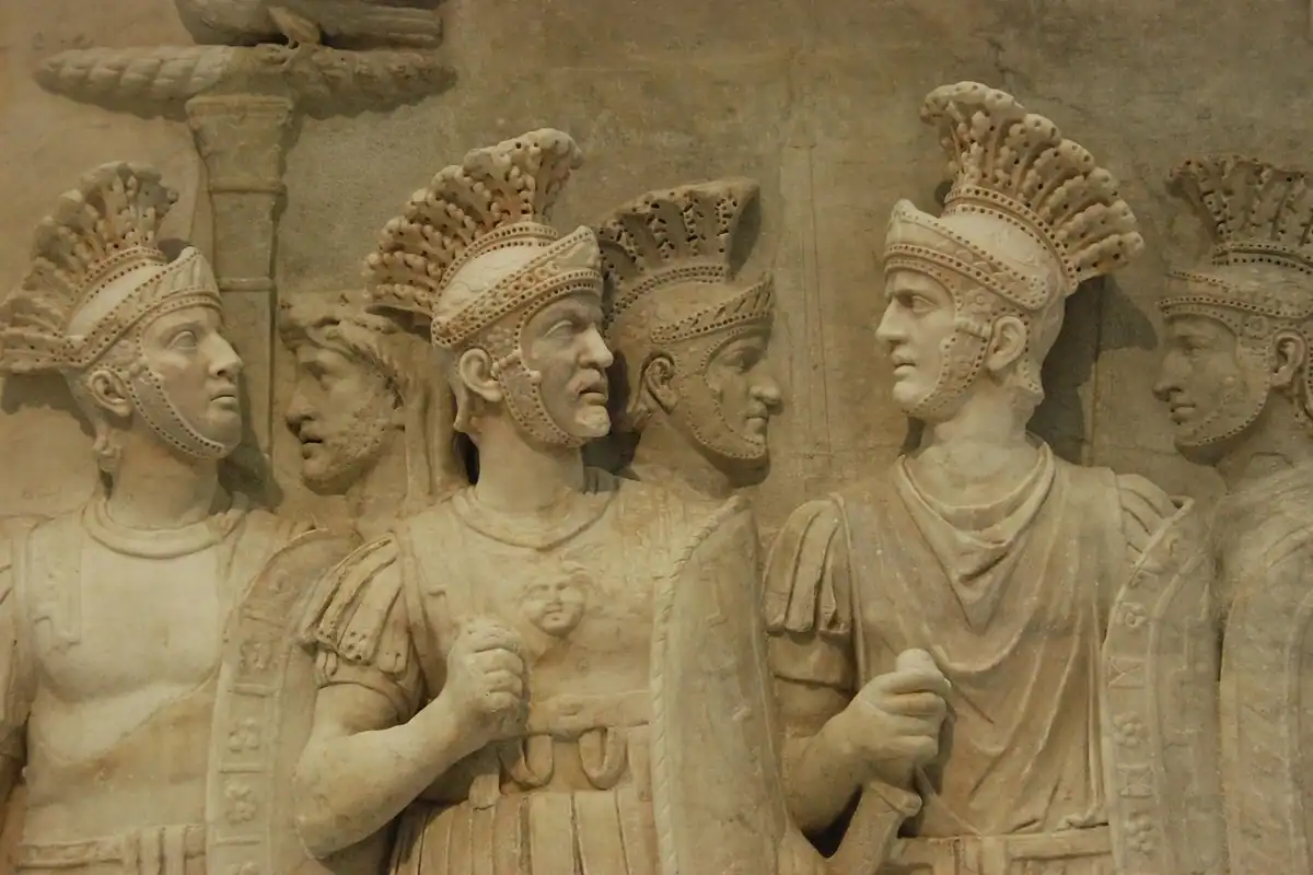 Basorelief roman cu soldați purtând coifuri cu pene, într-o piatră deschisă