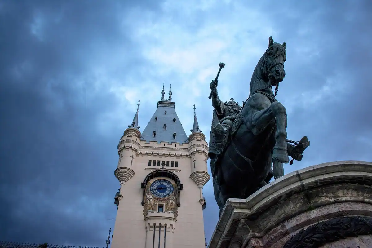 Palatul Culturii din Iași și statuia ecvestră a lui Cuza, la apus