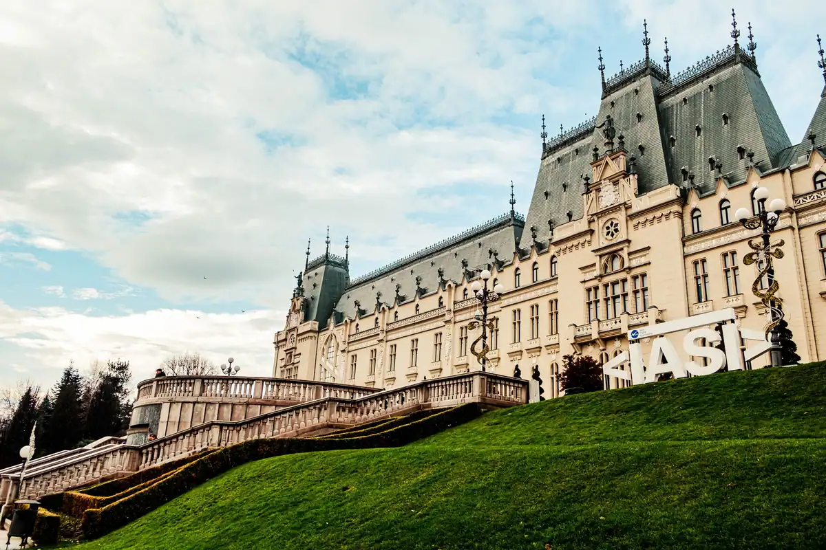 Palatul Culturii din Iași, în stil neogotic, cu pajiște și nori